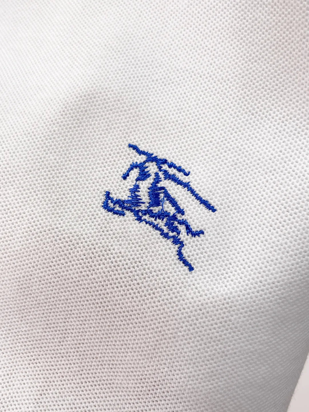 BURBERRY New Arrival Polo shirt, complete with three labels, original fabric, original customized accessories, official Same Style, using 210 grams of pure cotton pique fabric, customized same-tank dyed fabric, very comfortable and smooth to the touch, very wide and stylish, produced by a first-line brand on behalf of Factory, imported Behringer embroidery machine, embroidery is full and textured, imported Kangli direct-injection machine, printing is clear and textured, the collar rib is woven with imported yarn It will not lose shape after being worn for a long time. It is the most New Arrival style in spring and summer. It is fashionable and individual. It is super Versatile and looks good. It is very suitable for both men and women. It is a must-have for everyone. Size: S-XXL